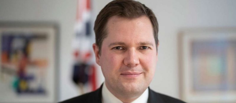 İngiliz Bakan aracıyla hız sınırını ihlal ettiği için 6 ay trafikten men edildi