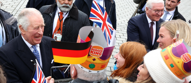 Kral Charles’a karton tacı nezaketle reddetti